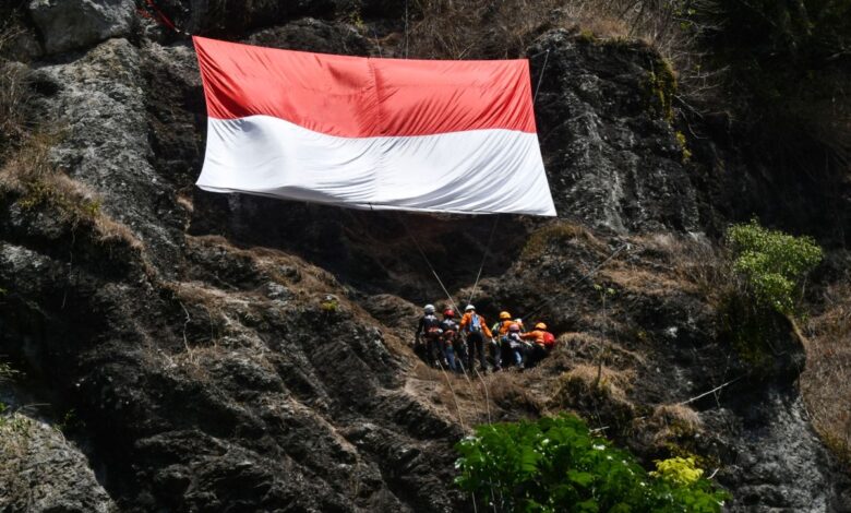 8 spot panjat tebing di dalam area Indonesia dengan alam indah memukau