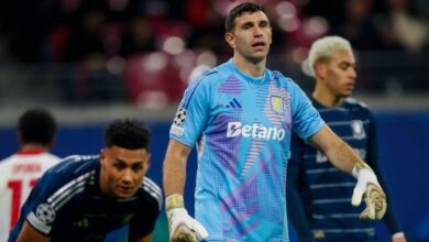 Manchester United tertarik boyong Emiliano Martinez dari Villa