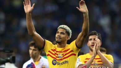 Hansi Flick tegaskan Ronald Araujo tidaklah ada akan meninggalkan Barcelona