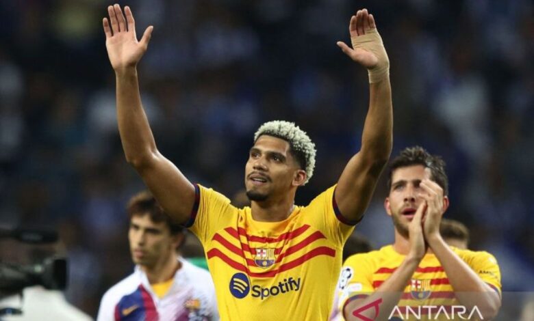 Hansi Flick tegaskan Ronald Araujo tidaklah ada akan meninggalkan Barcelona