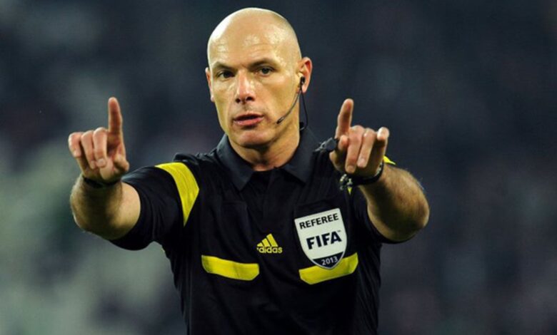 VAR Kejuaraan Inggris bisa jadi belaka diperluas ke kartu warna kekuningan juga tendangan sudut