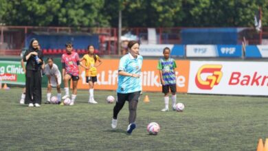 Mana Iwabuchi berbagi ilmu terhadap pesepak bola putri muda Indonesia