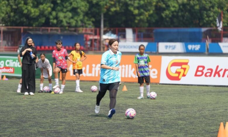 Mana Iwabuchi berbagi ilmu terhadap pesepak bola putri muda Indonesia