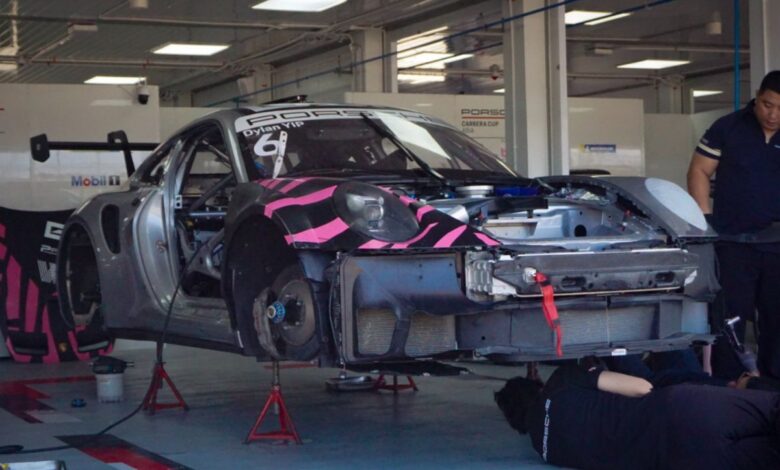 Logistik balap mobil Porsche tiba di area pada Sirkuit Mandalika