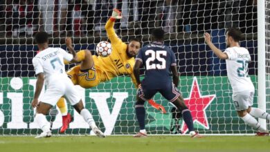 PSG dilaporkan akan rekrut kiper Lille Lucas Chevalier