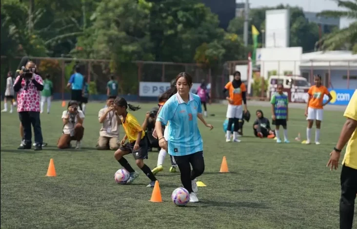 Mana Iwabuchi, Eks Pemain Timnas Jepang, Beri Latihan Sepak Bola Putri di tempat pada Ibukota