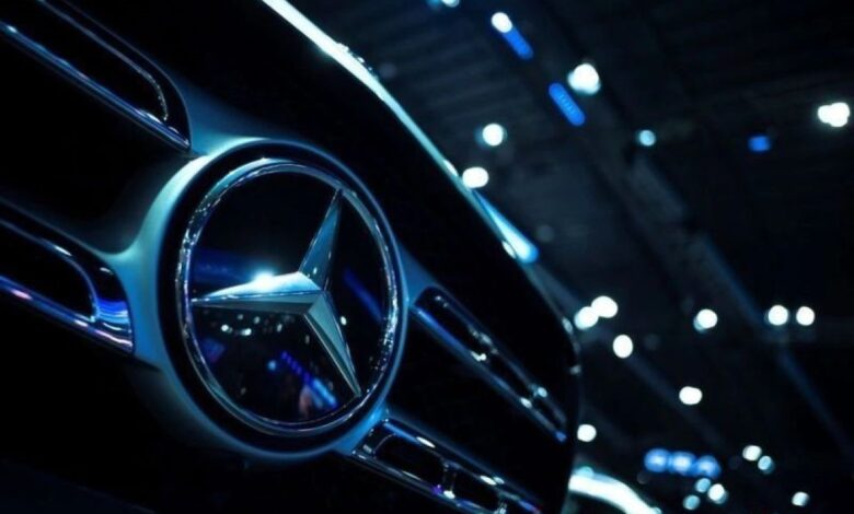 Mercedes tarik kembali mobil dengan kesempatan kesulitan pemasangan baut