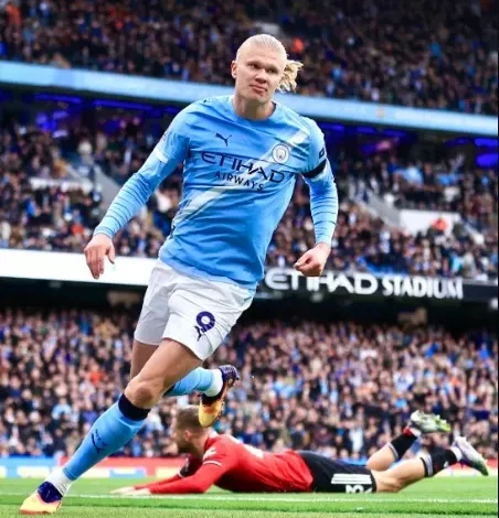 Rekap Hasil Sepak Bola Dunia: MU Dicukur Manchester City, Barcelona Pesta Gol