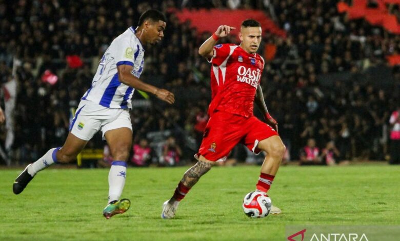Persib tembus tiga besar setelahnya hantam PSBS 3-0