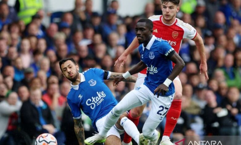 Banding Klub sepak bola Klub sepak bola Everton ditolak, Idrissa Gueye diskors tiga pertandingan