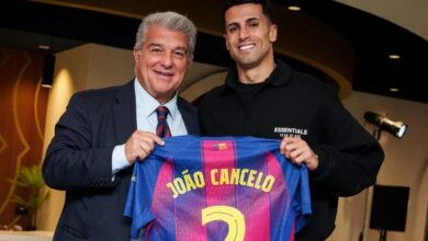 Joao Cancelo resmi kembali berseragam Barcelona