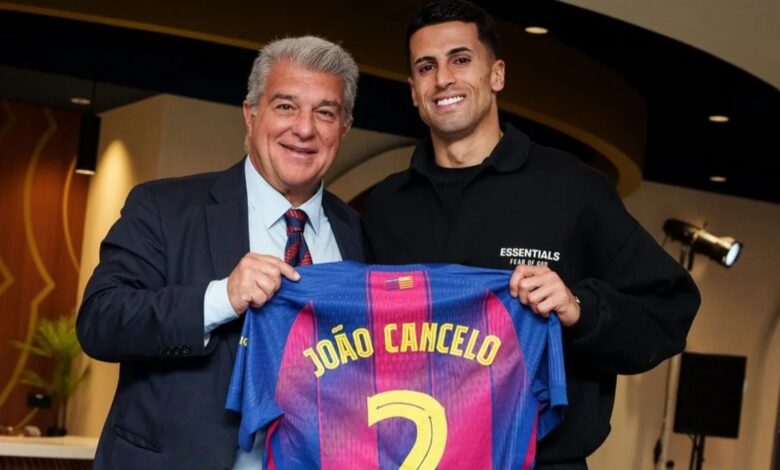 Joao Cancelo resmi kembali berseragam Barcelona