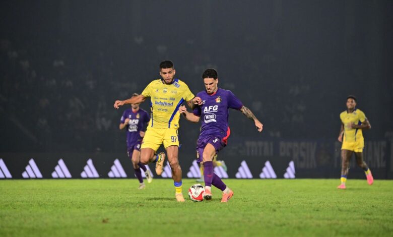 Muhamad Firly bawa Persik paksa Persib seri 1-1