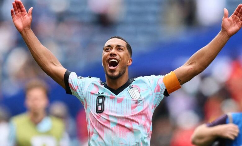 Gelandang anyar Manchester United, Youri Tielemans, menegaskan ambisinya untuk meraih berbagai trofi bersama Setan Merah. Pemain asal Belgia itu mengaku tidak sabar memulai petualangan barunya di Old Trafford dan ingin membantu klub kembali bersaing di level tertinggi.