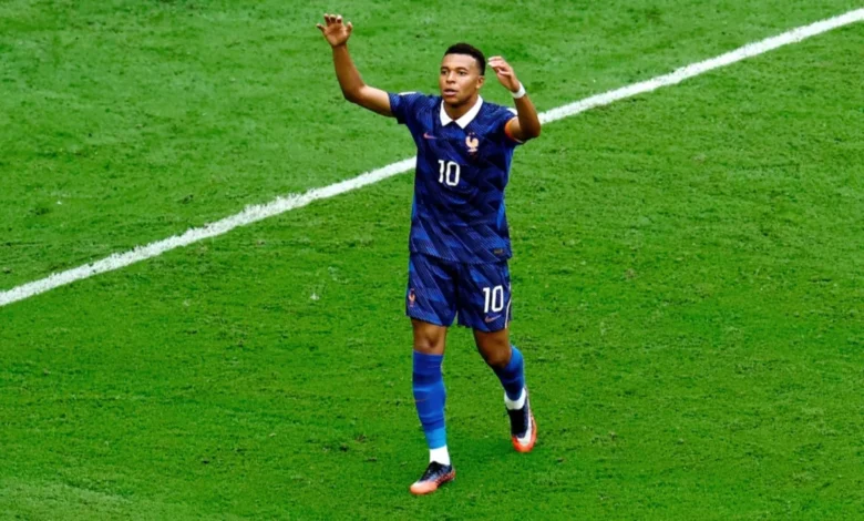 Kylian Mbappe mencatat pencapaian luar biasa yang belum pernah diraih pemain lain dalam sejarah sepak bola. Penyerang Real Madrid itu menjadi pencetak gol terbanyak di La Liga, Liga Champions, dan Piala Dunia 2026 dalam satu musim yang sama.
