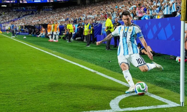 Lionel Messi kembali menciptakan sejarah baru. Penyerang Timnas Argentina itu membuat dua rekor baru hanya dengan tampil di final Piala Dunia 2026. Sepanjang Piala Dunia 2026 ini, Messi memang jadi sosok yang krusial bagi Argentina. Meski sudah berusia 39 tahun, ia masih mampu menggendong Argentina di turnamen ini.