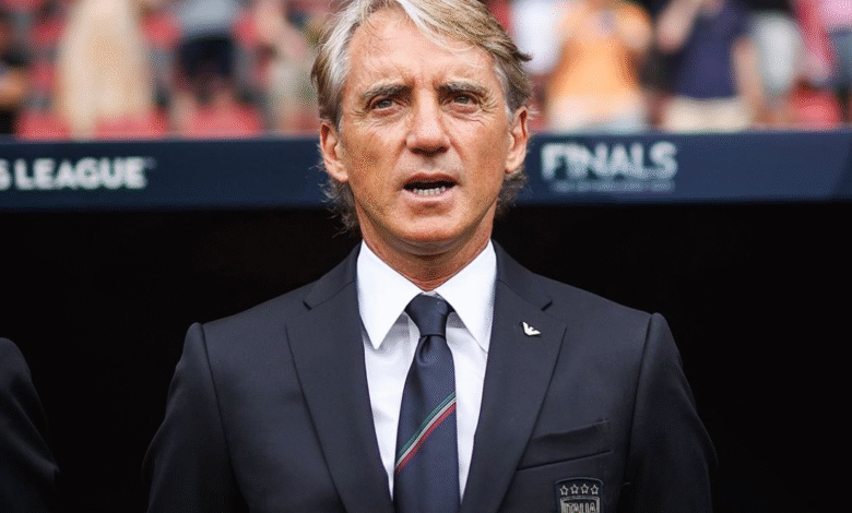 Roberto Mancini resmi kembali menjadi pelatih Timnas Italia setelah tiga tahun meninggalkan posisi tersebut. Federasi Sepak Bola Italia (FIGC) mengumumkan keputusan itu bersamaan dengan penunjukan Claudio Ranieri sebagai Direktur Teknik.