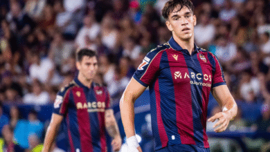 Real Madrid resmi memperkuat lini serang dengan merekrut Carlos Espi dari Levante. Los Blancos menebus klausul pelepasan sang striker senilai 25 juta euro dan mengikatnya dengan kontrak lima tahun.