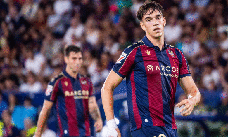 Real Madrid resmi memperkuat lini serang dengan merekrut Carlos Espi dari Levante. Los Blancos menebus klausul pelepasan sang striker senilai 25 juta euro dan mengikatnya dengan kontrak lima tahun.