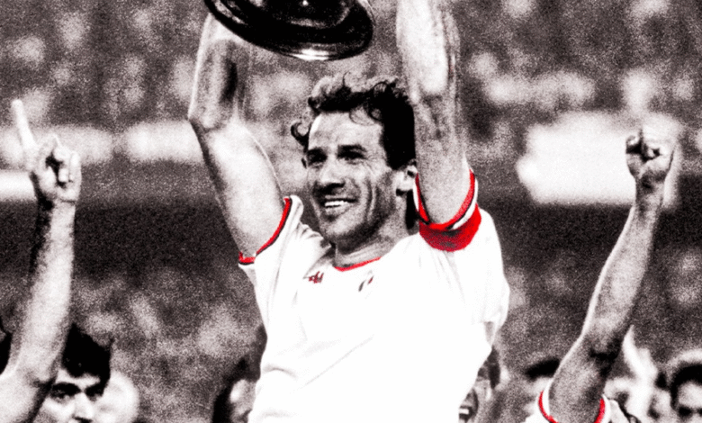 Duka masih menyelimuti keluarga besar AC Milan setelah wafatnya Franco Baresi pada usia 66 tahun. Ucapan belasungkawa terus mengalir dari berbagai kalangan, termasuk para pendukung Rossoneri yang ingin warisan sang legenda terus dikenang.